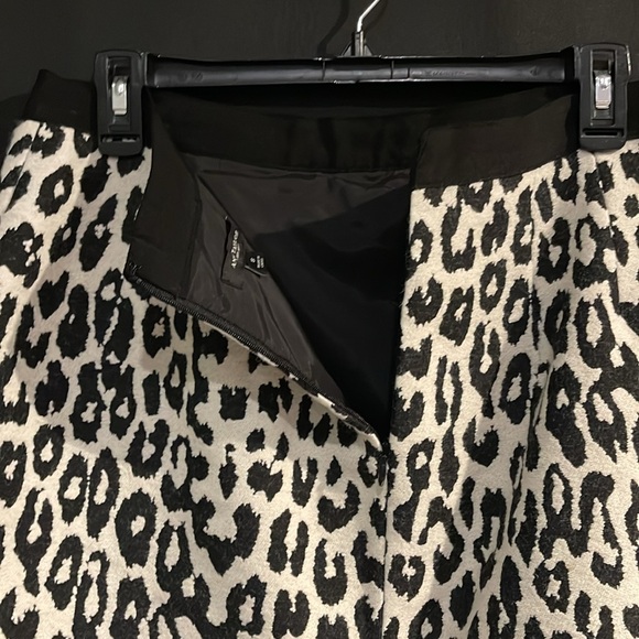 Ann Taylor black and off white print skirt size 8 like new - Picture 3 of 6